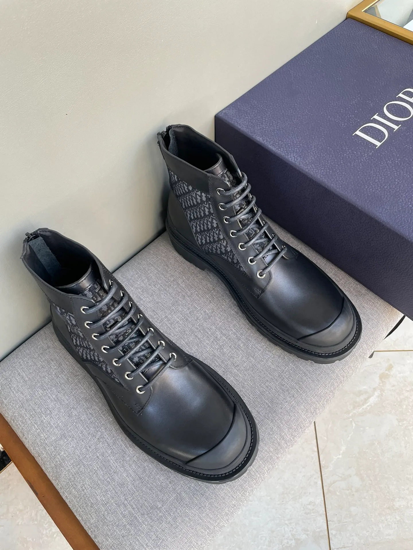 [DIOR] Top P: 1000💰 Number of yards: 39~44 (38.45 custom-made, non-refundable) Dior Dior~ Winter series, original 1:1 development Casual men's leather shoes Heavy investment, shoes and boots are made of imported cowhide + imported Dior special fabric Not easy to deform black cowhide lining Dior large hardware inlay Original TPU vacuum outsole, black cowhide Black open edge beads Military green suede Black suede Khaki suede leather is crafted by a large factory, and the perfect product is only prepared for you who know your taste! Any comparisons are welcome.